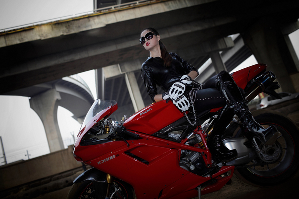Người đẹp vận đồ da cá tính bên Ducati 1098 S - Hình 7