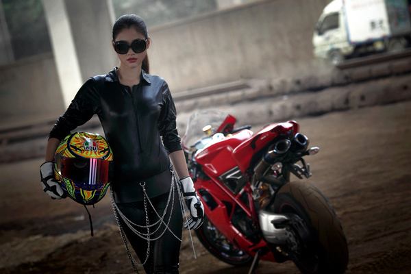 Người đẹp vận đồ da cá tính bên Ducati 1098 S - Hình 4