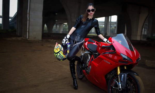 Người đẹp vận đồ da cá tính bên Ducati 1098 S - Hình 5