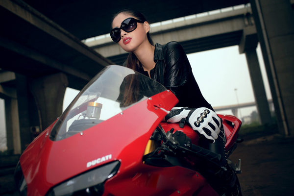 Người đẹp vận đồ da cá tính bên Ducati 1098 S - Hình 6