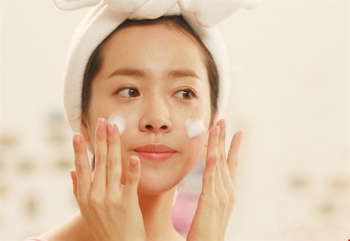 Thói quen khi rửa mặt khiến da nhăn nheo và nứt nẻ trong mùa đông - Hình 1