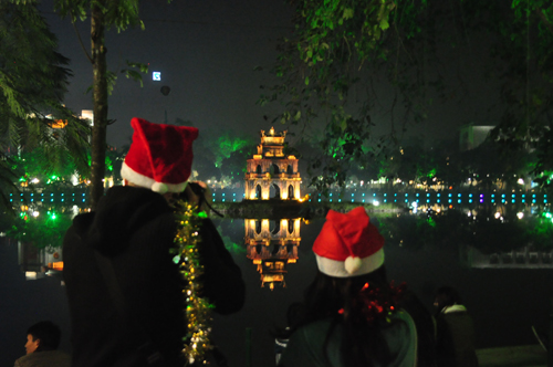 Ảnh Noel tuyệt đẹp chụp tại những điểm du lịch nổi tiếng của Hà Nội. Tự hào được đăng tải bởi Việt Giải Trí, những bức ảnh này sẽ giúp bạn khám phá nét đẹp của Thủ đô vào dịp Giáng sinh.