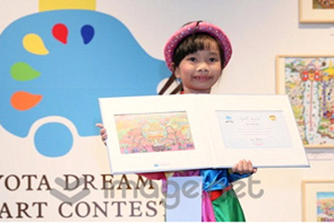 Trẻ em Việt đam mê ôtô và ước mơ được sở hữu một chiếc xe ôtô đầy màu sắc. Hãy cùng xem những bức tranh ôtô mơ ước của trẻ em Việt được vẽ bởi các nghệ sĩ nhí tài năng. Chúng ta sẽ khám phá ra tài năng độc đáo của các em qua các tác phẩm tranh ôtô đầy màu sắc và sinh động.