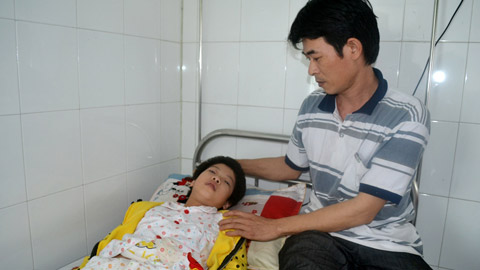 Cha bệnh tim chăm con 9 tuổi bị bệnh viêm màng não - Hình 1