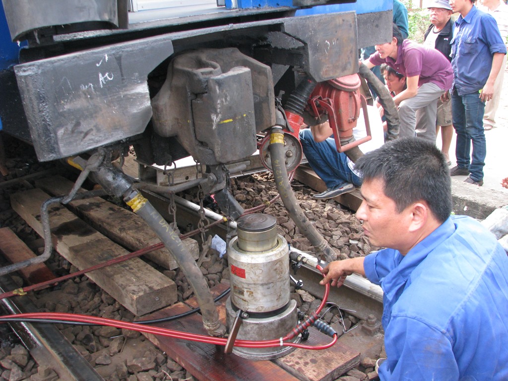 Hàng chục người nỗ lực cứu tàu hỏa trật bánh - Hình 2