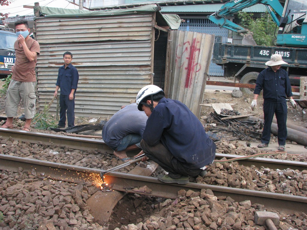 Hàng chục người nỗ lực cứu tàu hỏa trật bánh - Hình 3