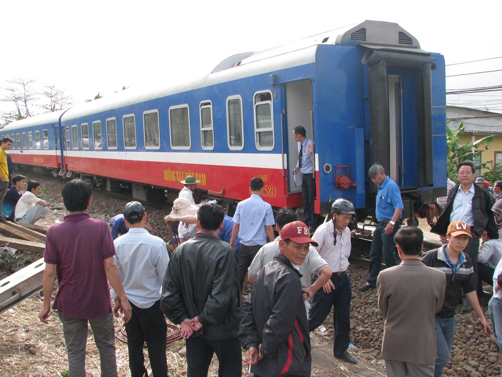 Hàng chục người nỗ lực cứu tàu hỏa trật bánh - Hình 1