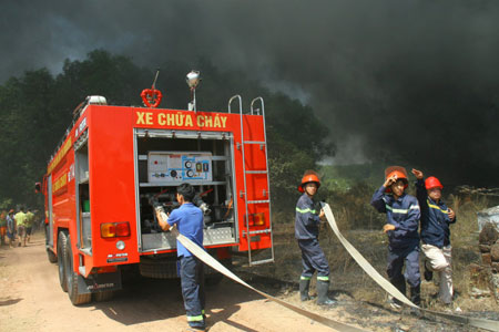 Nổ hàng trăm thùng phuy kho phế liệu, dân tháo chạy khỏi nhà - Hình 4