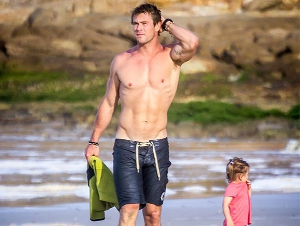 Chris Hemsworth khoe body hoàn hảo, hôn con gái cực đáng yêu - Hình 1
