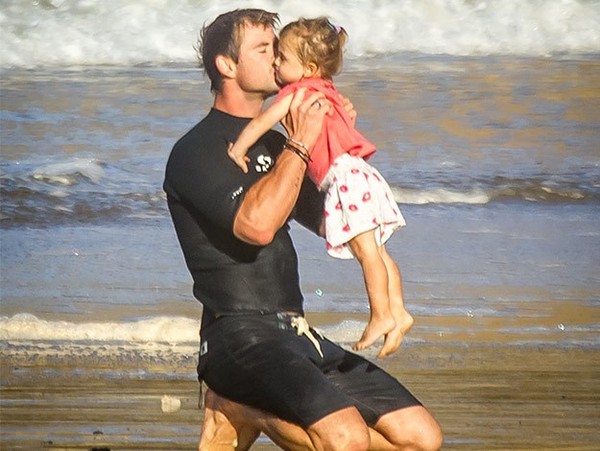 Chris Hemsworth khoe body hoàn hảo, hôn con gái cực đáng yêu - Hình 5