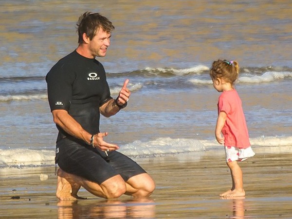 Chris Hemsworth khoe body hoàn hảo, hôn con gái cực đáng yêu - Hình 4
