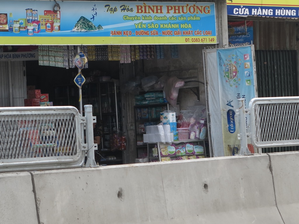 Hàng loạt lan can quốc lộ 1A bị bốc hơi, tàn phá - Hình 6