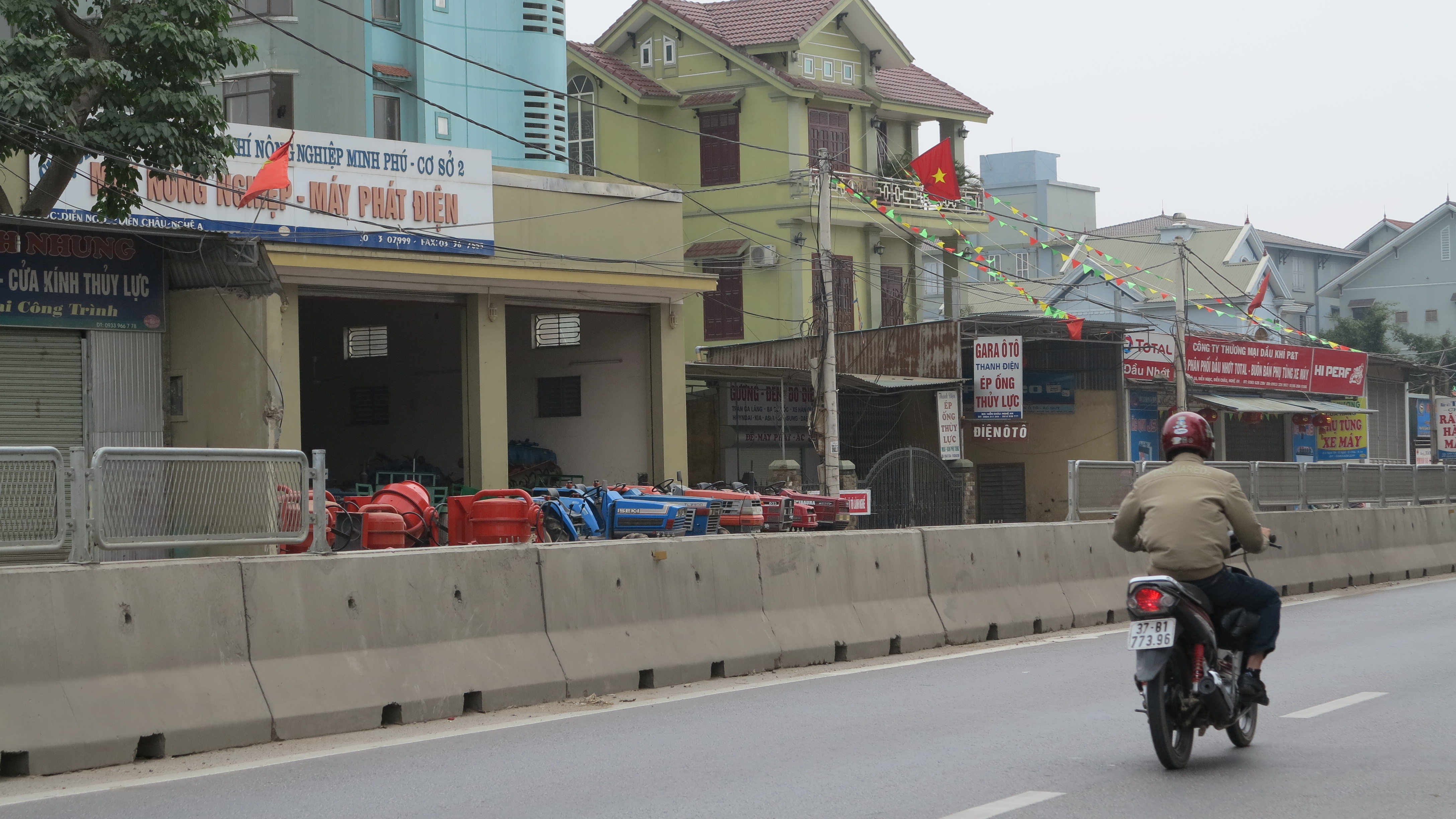 Hàng loạt lan can quốc lộ 1A bị bốc hơi, tàn phá - Hình 4