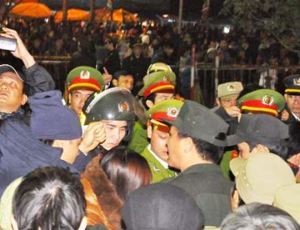 Hơn 2.000 người bảo vệ lễ hội khai ấn Đền Trần 2015 - Hình 2