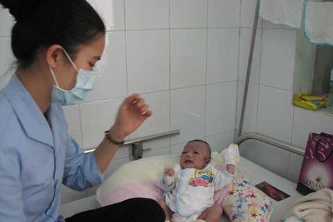 Mẹ bỏ con rồi xin mọi người hãy cứu con! - Hình 4