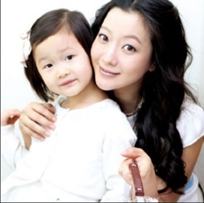 Con Kim Hee Sun học mẫu giáo mỗi tháng 2.000 USD - Hình 1.