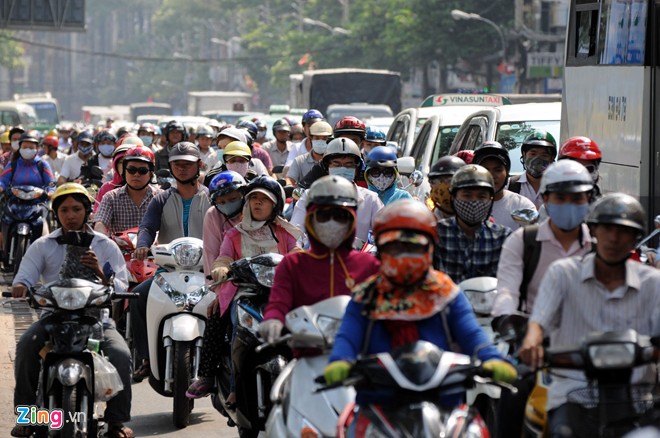 Dòng người chôn chân giữa nắng nóng ở Sài Gòn - Hình 1