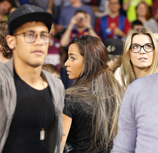 Neymar đưa em gái đi xem bóng rổ với Alves - Hình 5