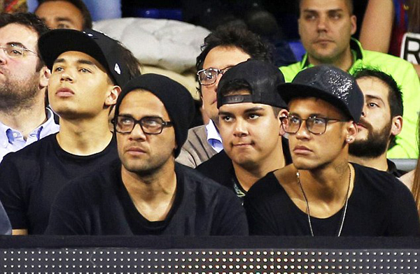 Neymar đưa em gái đi xem bóng rổ với Alves - Hình 1