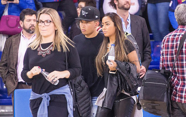 Neymar đưa em gái đi xem bóng rổ với Alves - Hình 4