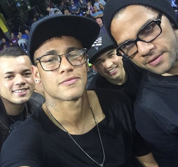 Neymar đưa em gái đi xem bóng rổ với Alves - Hình 2