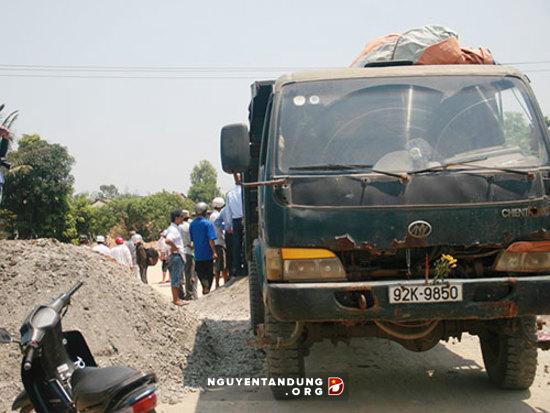 Người đàn ông bị chôn sống vì ngăn thi công đường - Hình 2