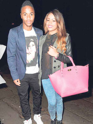 Sterling cặp fan của... Arsenal - Hình 2