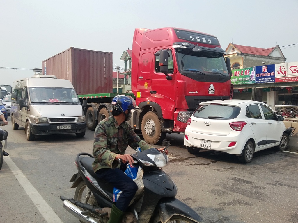 Xe con bị container tông, quốc lộ 1A tắc nghẽn nhiều giờ - Hình 1
