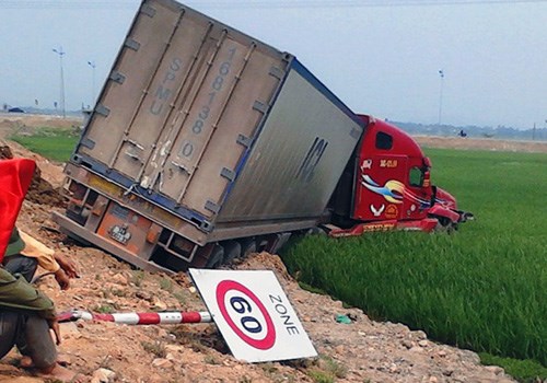 Xe container lao xuống ruộng, 2 người bị thương - Hình 1