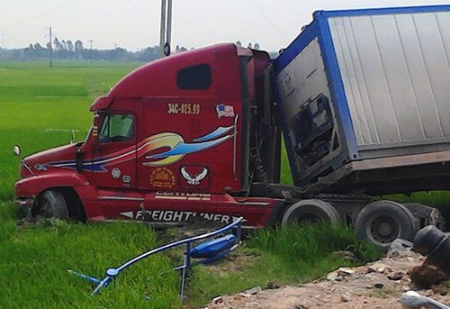 Xe container lao xuống ruộng, 2 người bị thương - Hình 2