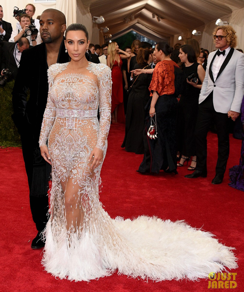 Beyonce, J.Lo gần như nude trên thảm đỏ Met Gala - Hình 6