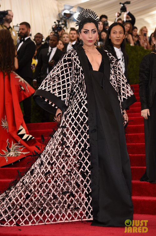 Beyonce, J.Lo gần như nude trên thảm đỏ Met Gala - Hình 15