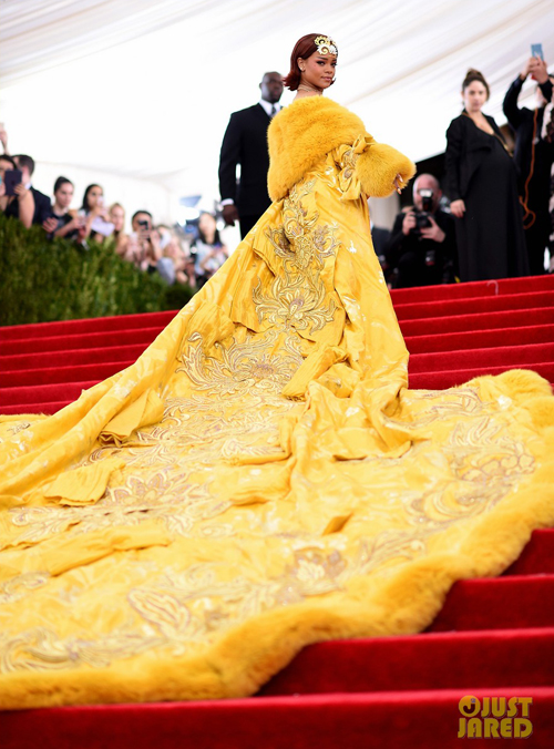 Beyonce, J.Lo gần như nude trên thảm đỏ Met Gala - Hình 12