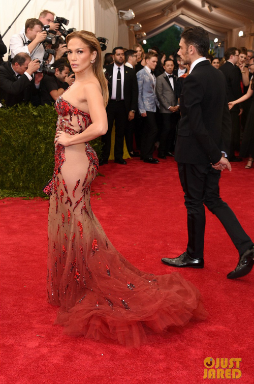 Beyonce, J.Lo gần như nude trên thảm đỏ Met Gala - Hình 2