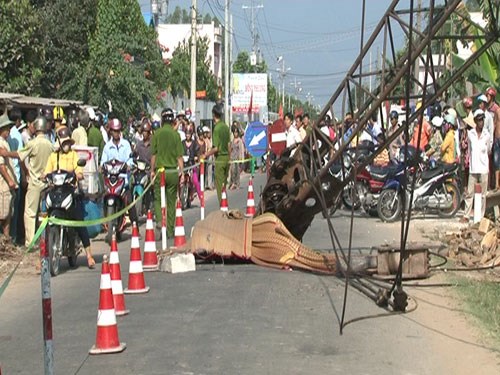 Cần cẩu rơi, đè 3 mẹ con đang đến trường chết tại chỗ - Hình 1