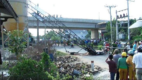 Cần cẩu rơi, đè 3 mẹ con đang đến trường chết tại chỗ - Hình 2