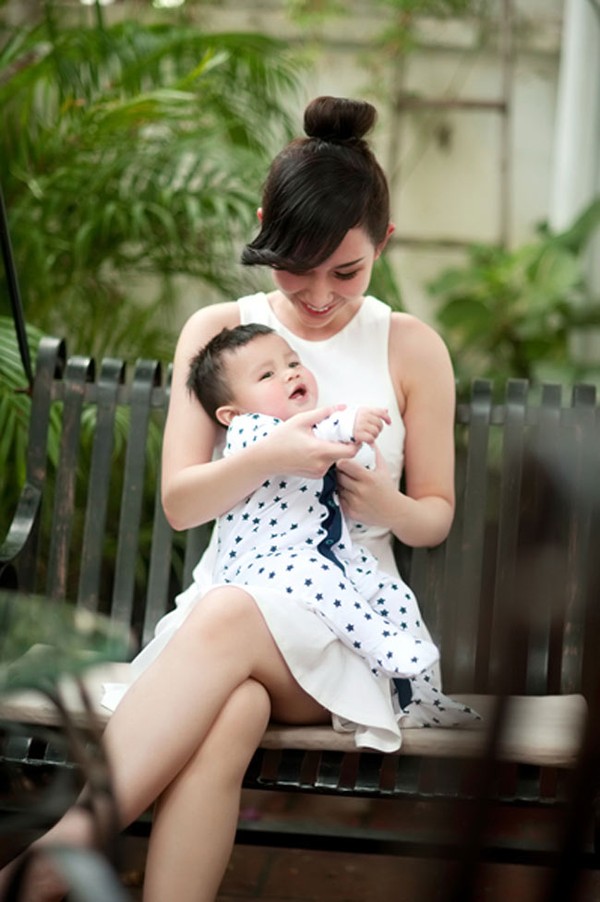 Hình ảnh hạnh phúc của mẹ con MC Quỳnh Chi khi chưa bị chia cách - Hình 2