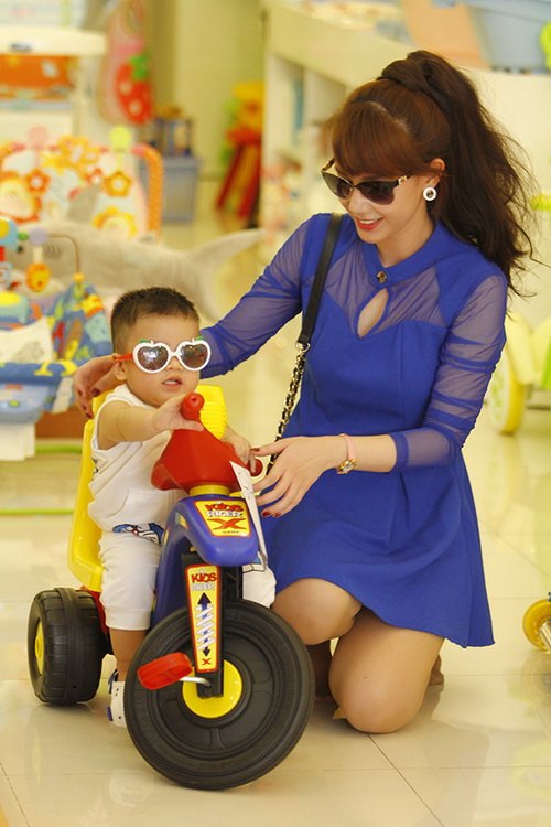 Hình ảnh hạnh phúc của mẹ con MC Quỳnh Chi khi chưa bị chia cách - Hình 10