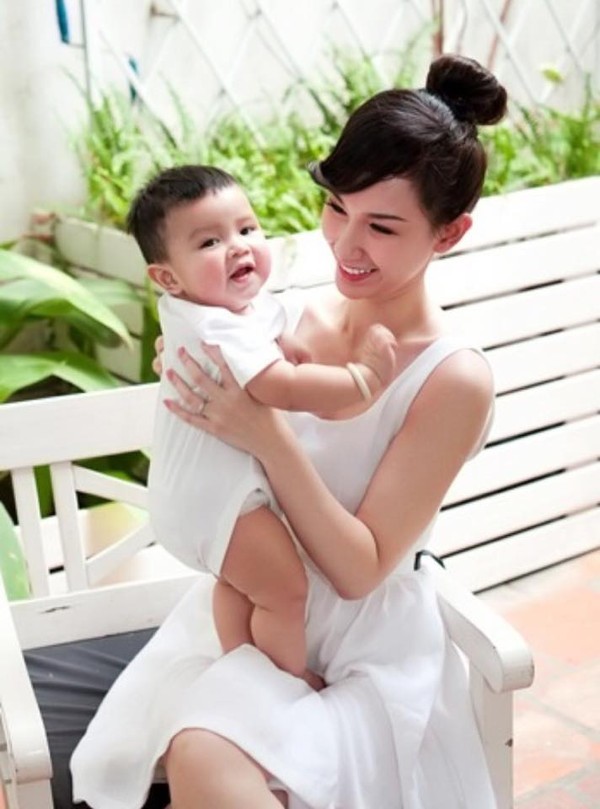 Hình ảnh hạnh phúc của mẹ con MC Quỳnh Chi khi chưa bị chia cách - Hình 1