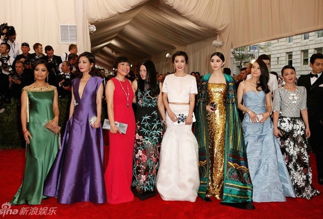 Maggie Q diện áo dài cách điệu trên thảm đỏ Met Gala - Hình 3