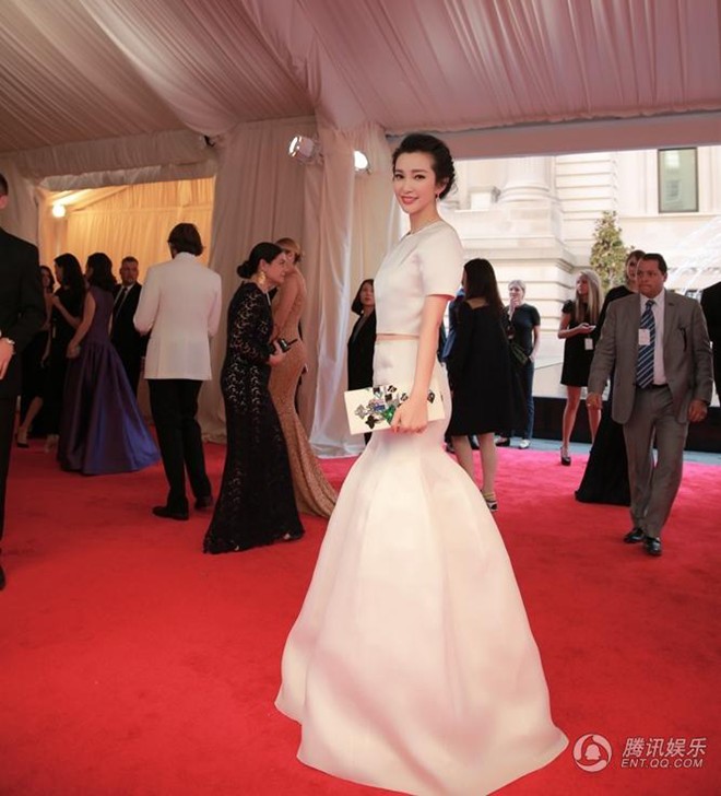 Maggie Q diện áo dài cách điệu trên thảm đỏ Met Gala - Hình 7