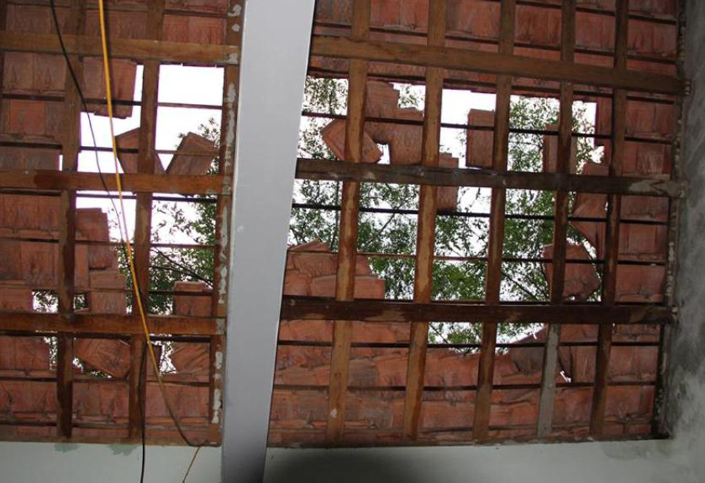Mưa lôc lớn, hang trăm ngôi nha tốc mai, hư hong - Hình 2