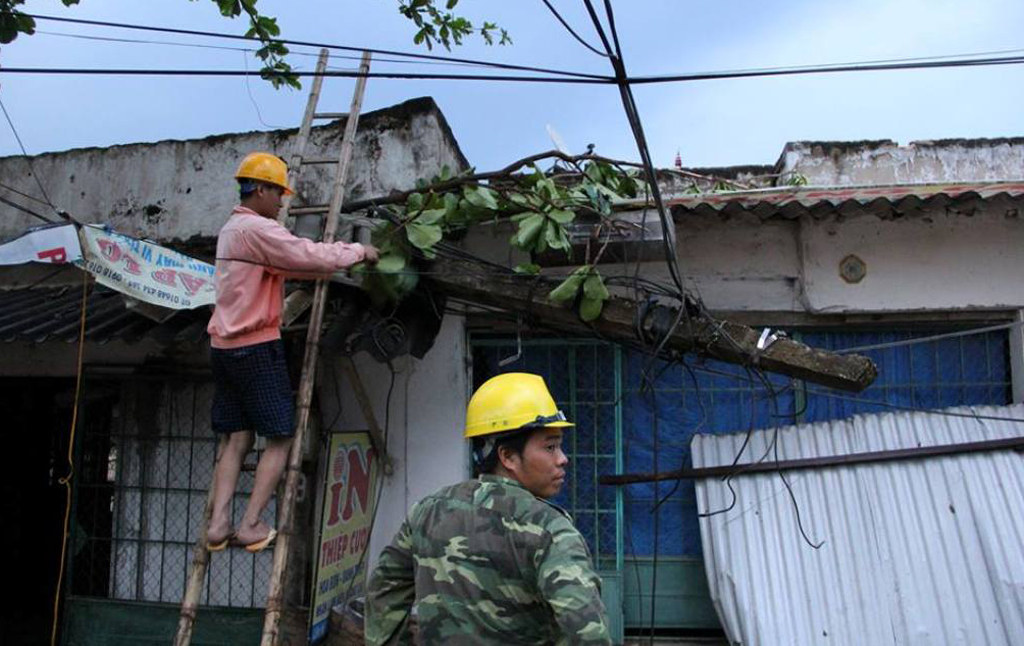 Mưa lôc lớn, hang trăm ngôi nha tốc mai, hư hong - Hình 9