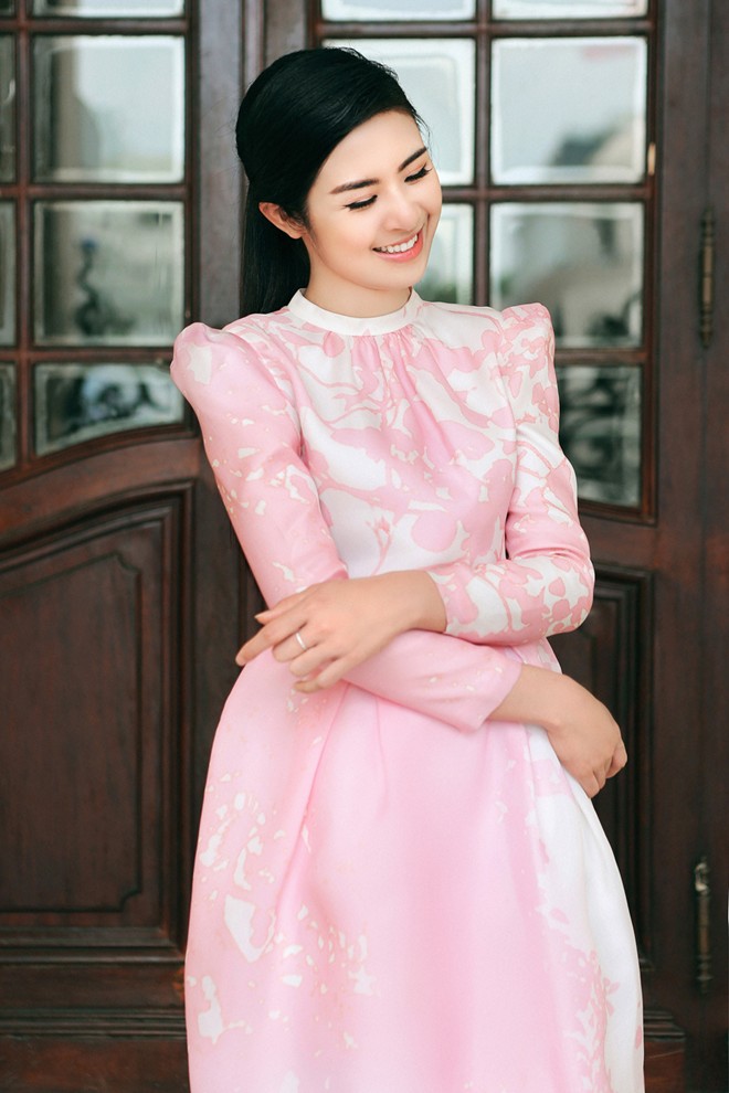 Ngọc Hân khoe nét duyên nhẹ nhàng với trang phục pastel - Hình 2