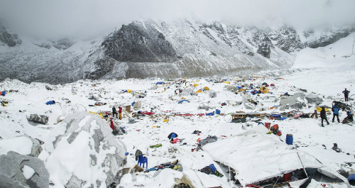 Phát hiện 100 thi thể bị tuyết lở chôn vùi ở Nepal - Hình 1