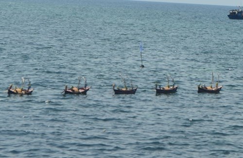 Rước vong linh những người lính Hoàng Sa trên đảo Lý Sơn - Hình 2