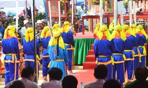 Rước vong linh những người lính Hoàng Sa trên đảo Lý Sơn - Hình 1