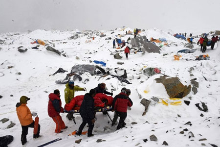 Tìm thấy 100 thi thể bị chôn vùi dưới tuyết ở làng Langtang, Nepal - Hình 1