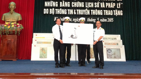 Trao tặng Học viện Hải quân bộ bản đồ Hoàng Sa, Trường Sa của Việt Nam - Hình 1