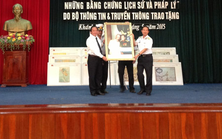 Trao tặng Học viện Hải quân bộ bản đồ Hoàng Sa, Trường Sa của Việt Nam - Hình 2